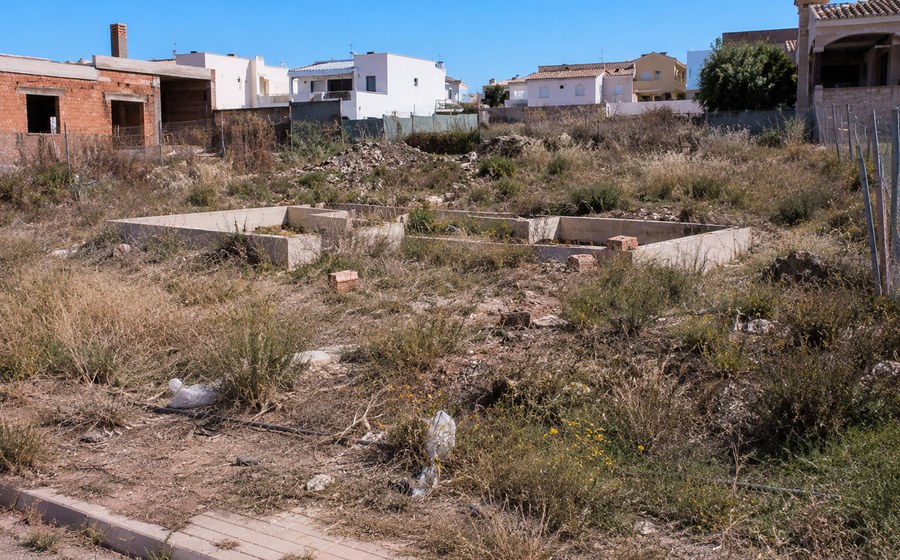 Vivienda modular no implantada en parcela tras retrasos prolongados